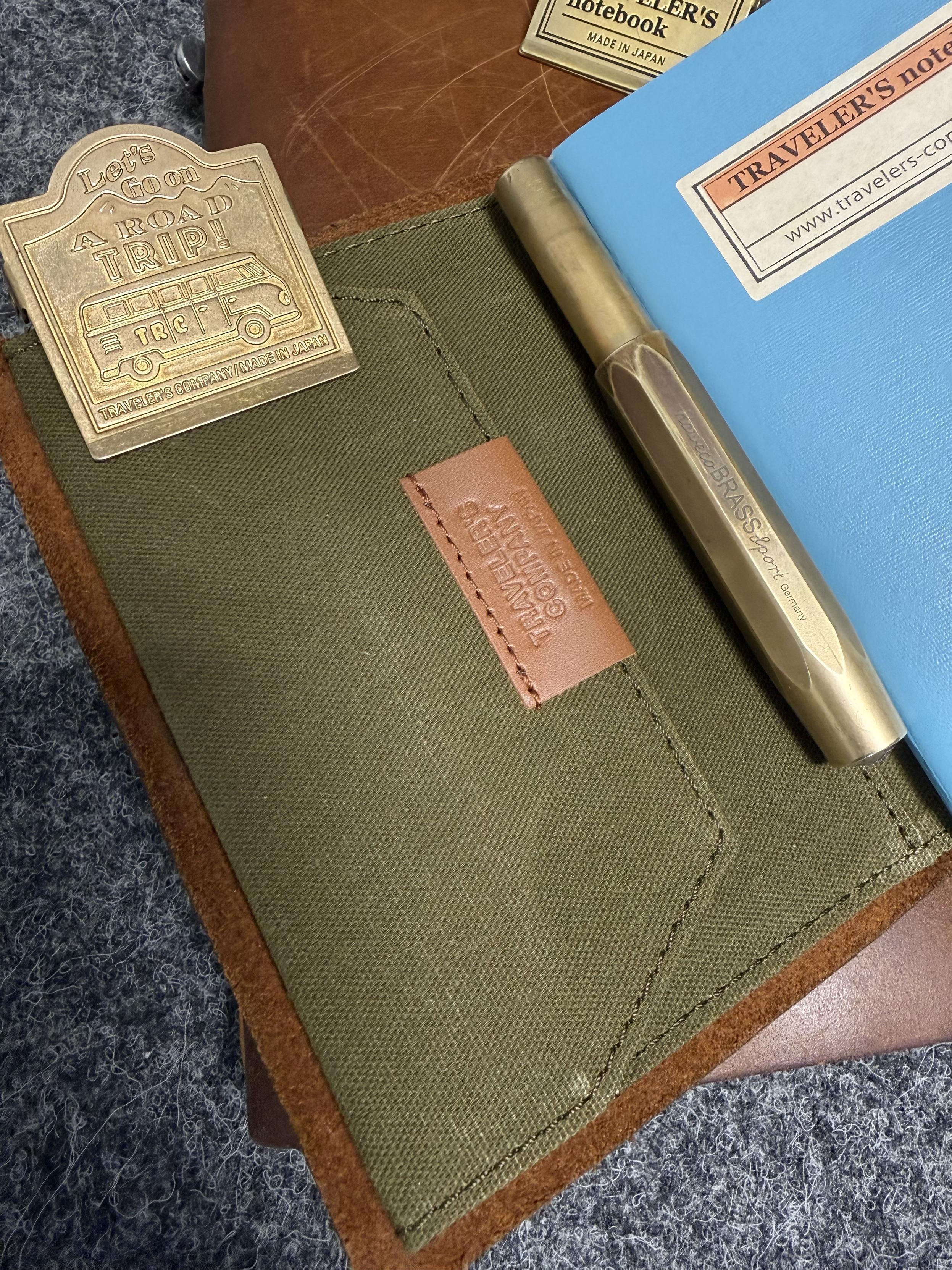 Aufgeschlagenes TN: grünes Zippercase, Kaweco BRASS Sport und TN Brass Clip „Road Trip“